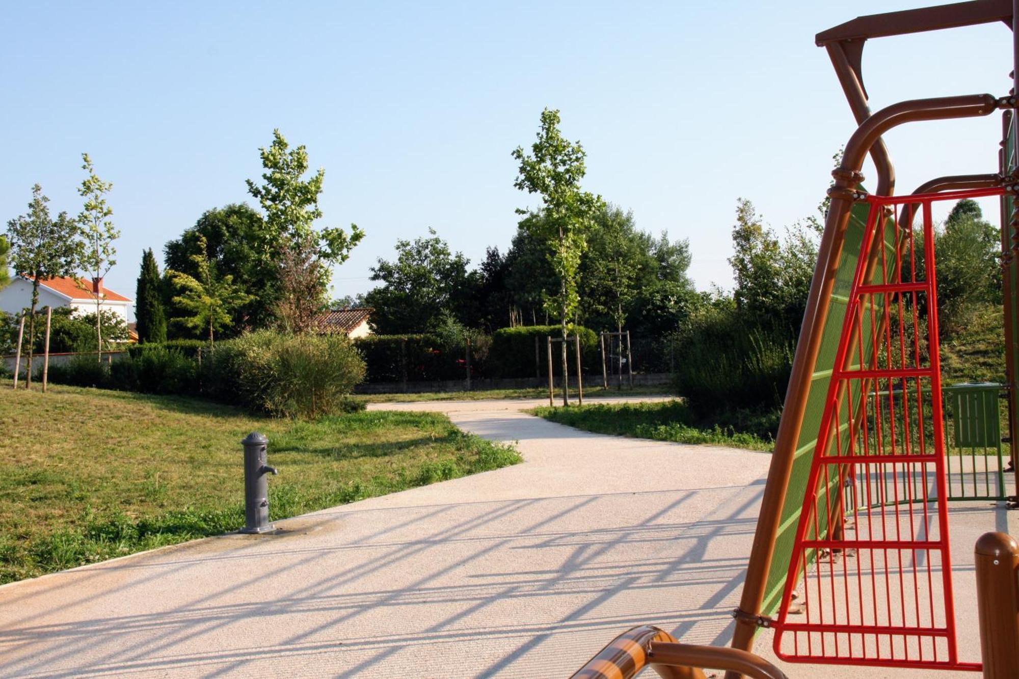 Indépendant, Calme, Avec Parking Privé Et Grand Jardin, Proche De Toulouse